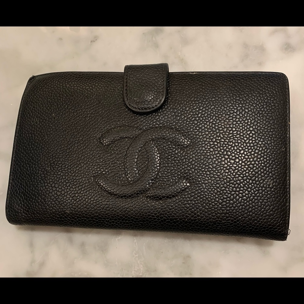Chanel Authentic Vintage Ecarlate Wallet in black.